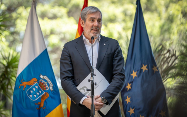 Archivo - El presidente de Canarias, Fernando Clavijo, en una rueda de prensa para analizar el acuerdo para la derivación de menores migrantes no acompañados