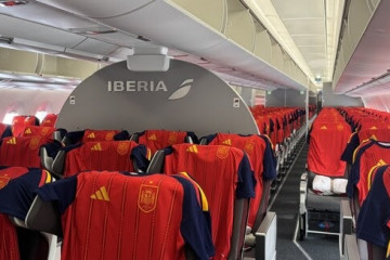 Iberia regala a los pasajeros de un vuelo a México la camiseta de la selección.