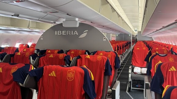 Iberia regala a los pasajeros de un vuelo a México la camiseta de la selección.