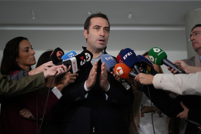 El ministro Carlos Cuerpo atiende a los periodistas