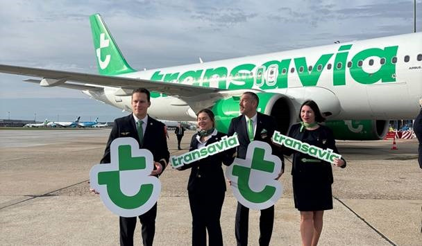 Avión con la nueva librea de Transavia.