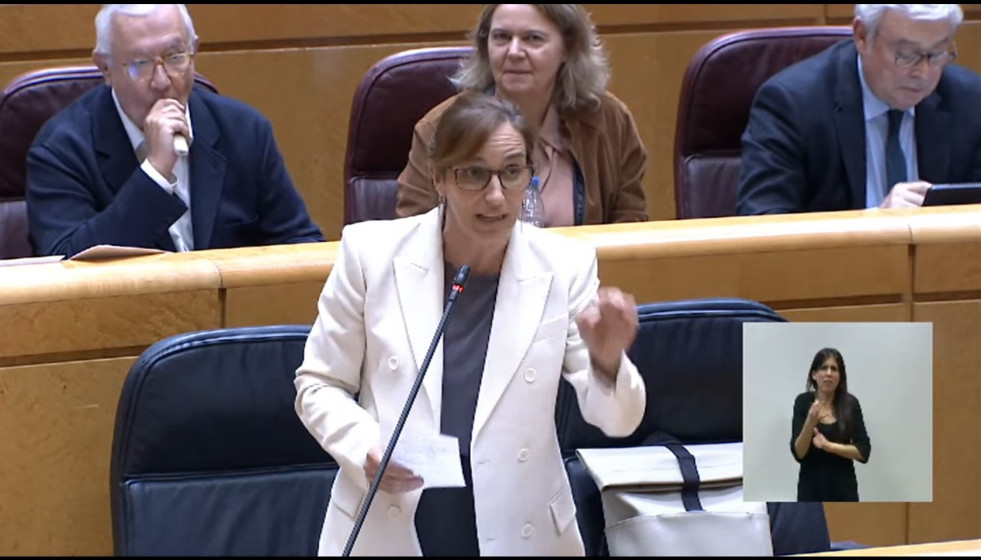 El secretario general del PP en el Senado, Javier Arenas, con un váper desde su escaño.