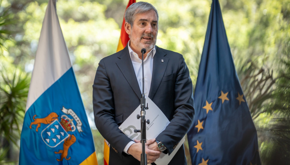 Archivo - El presidente de Canarias, Fernando Clavijo, en una rueda de prensa para analizar el acuerdo para la derivación de menores migrantes no acompañados