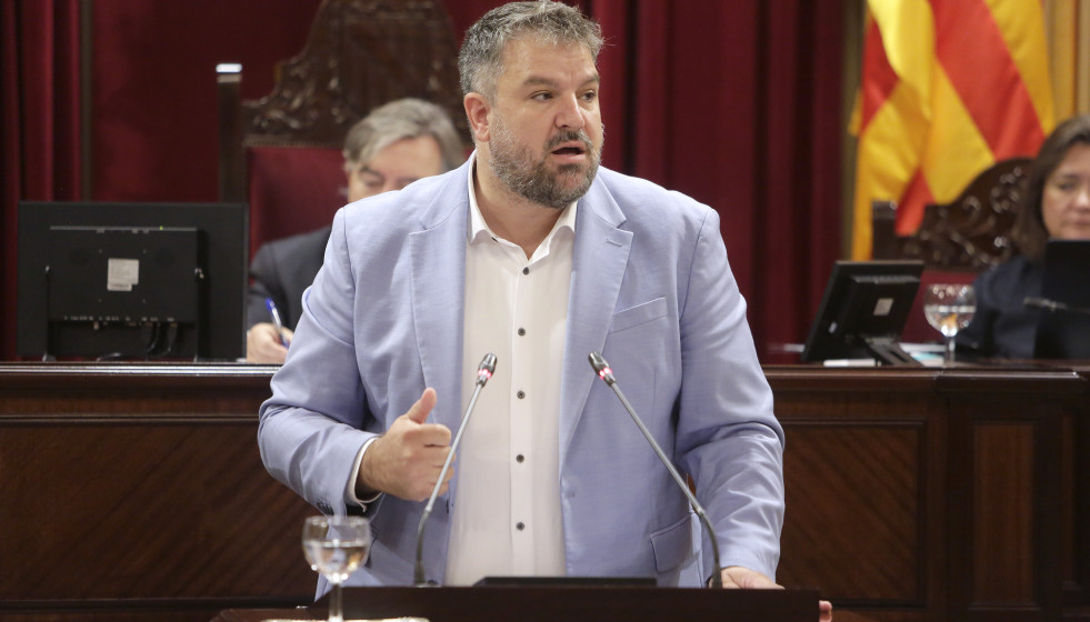 El portavoz de MÉS per Mallorca, Lluís Apesteguia, en el Parlament.