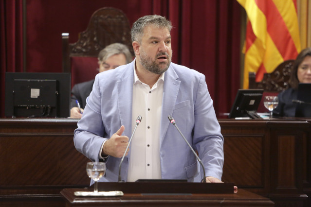 El portavoz de MÉS per Mallorca, Lluís Apesteguia, en el Parlament.