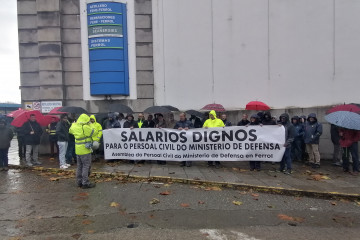 Concentración de personal civil de Defensa ante las puertas de Navantia Ferrol