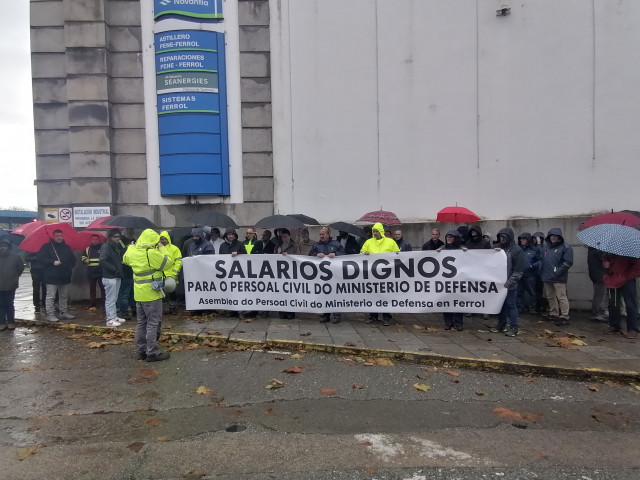 Concentración de personal civil de Defensa ante las puertas de Navantia Ferrol