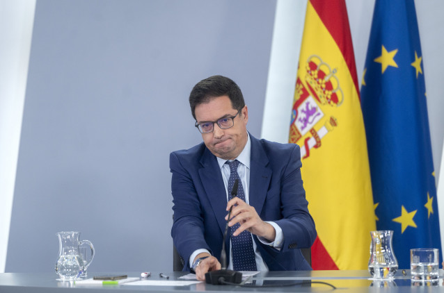 El ministro de Transformación Digital y Función Pública, Óscar López, durante una rueda de prensa tras la reunión del Consejo de Ministros, en el Palacio de la Moncloa, a 7 de octubre de 2025, en Madrid (España).