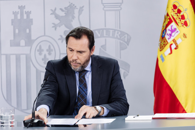Archivo - El ministro de Transportes y Movilidad Sostenible, Óscar Puente, a su llegada a una rueda de prensa posterior a la reunión del Consejo de Ministros, en el Palacio de la Moncloa, a 20 de diciembre de 2024, en Madrid (España). El Gobierno ha ratif