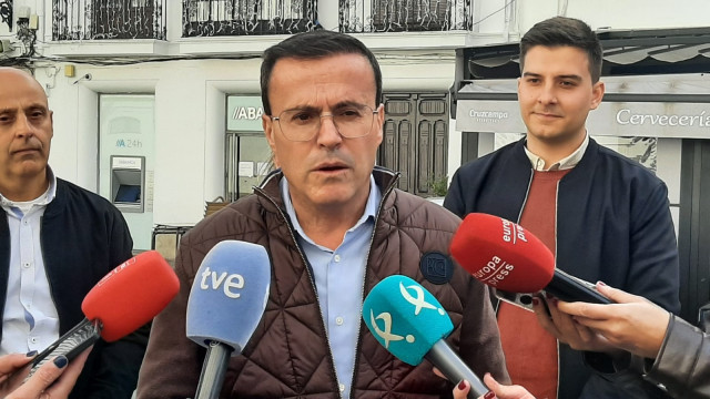 El secretario general del PSOE de Extremadura y candidato a la Presidencia de la Junta, Miguel Ángel Gallardo, atiende a los medios de comunicación