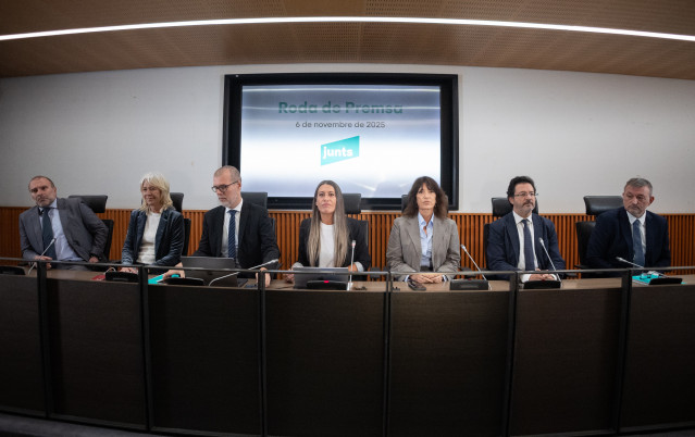 La portavoz de Junts en el Congreso, Miriam Nogueras (c), durante rueda de prensa para valorar la legislatura.