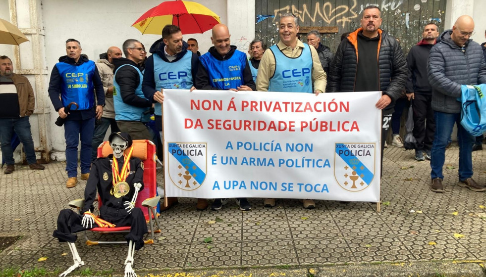 Policías protestan frente al Parlamento.