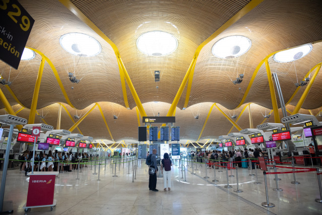Archivo - Varias personas con maletas, en la terminal 4 del aeropuerto Adolfo Suárez Madrid-Barajas, a 24 de julio de 2025, en Madrid (España).