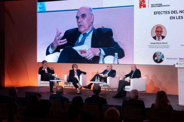 El presidente de Fluidra, Eloi Planes; la directora general de la Cámara de España, Inma Riera, y el director general corporativo y financiero de Ficosa, Josep Maria Serra, en una mesa redonda moderada por Salvador Alemany.