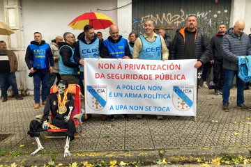 Policías protestan frente al Parlamento.