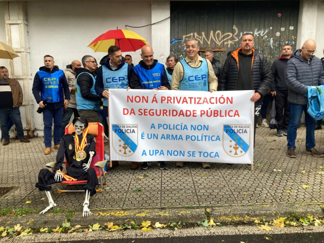 Policías protestan frente al Parlamento.