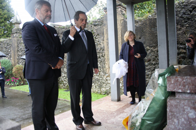 Archivo - El embajador de Alemania, Wolfgang Dold, junto al alcalde de Gernika, José María Gorroño en 2019