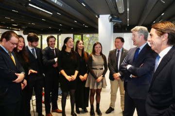 El líder del PP, Alberto Núñez Feijóo, y el expresidente del Gobierno José María Aznar en la XXIII edición del programa de formación de líderes latinoamericanos.