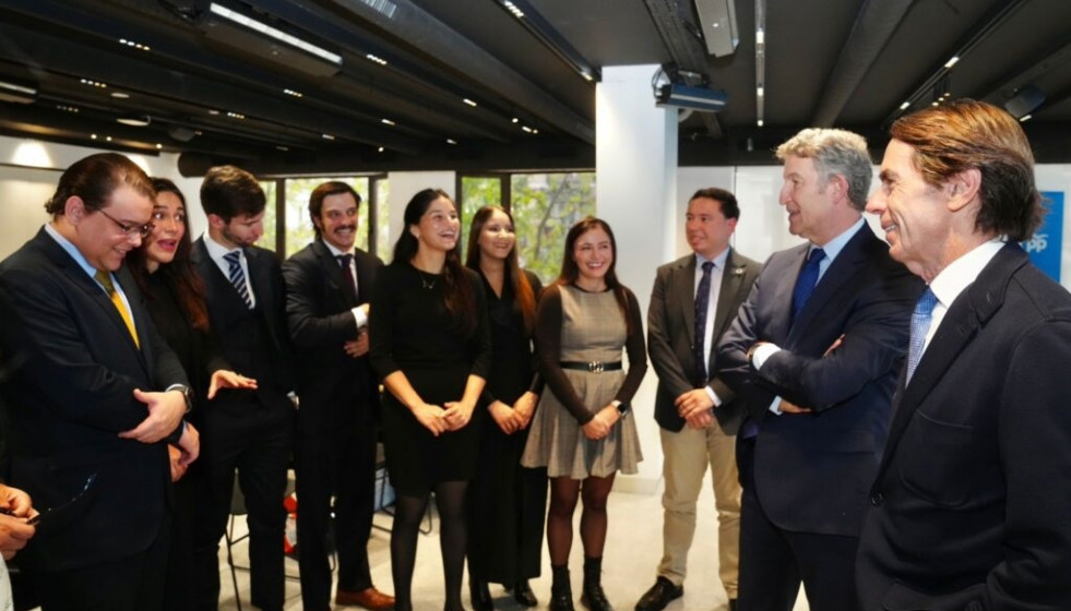 El líder del PP, Alberto Núñez Feijóo, y el expresidente del Gobierno José María Aznar en la XXIII edición del programa de formación de líderes latinoamericanos.