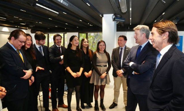 El líder del PP, Alberto Núñez Feijóo, y el expresidente del Gobierno José María Aznar en la XXIII edición del programa de formación de líderes latinoamericanos.