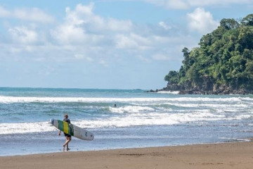 Archivo - Playa Hermosa, en la costa de Puntarenas, referente para surfistas.