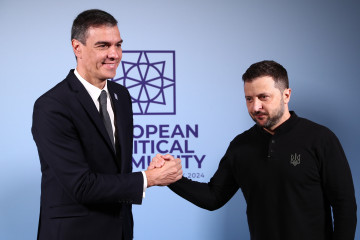 Archivo - El presidente del Gobierno, Pedro Sánchez (i), y el presidente Ucrania, Volodímir Zelenski, posan a su llegada al Palacio de Blenheim, a 18 de julio de 2024, en Woodstock, Oxfordshire (Rei