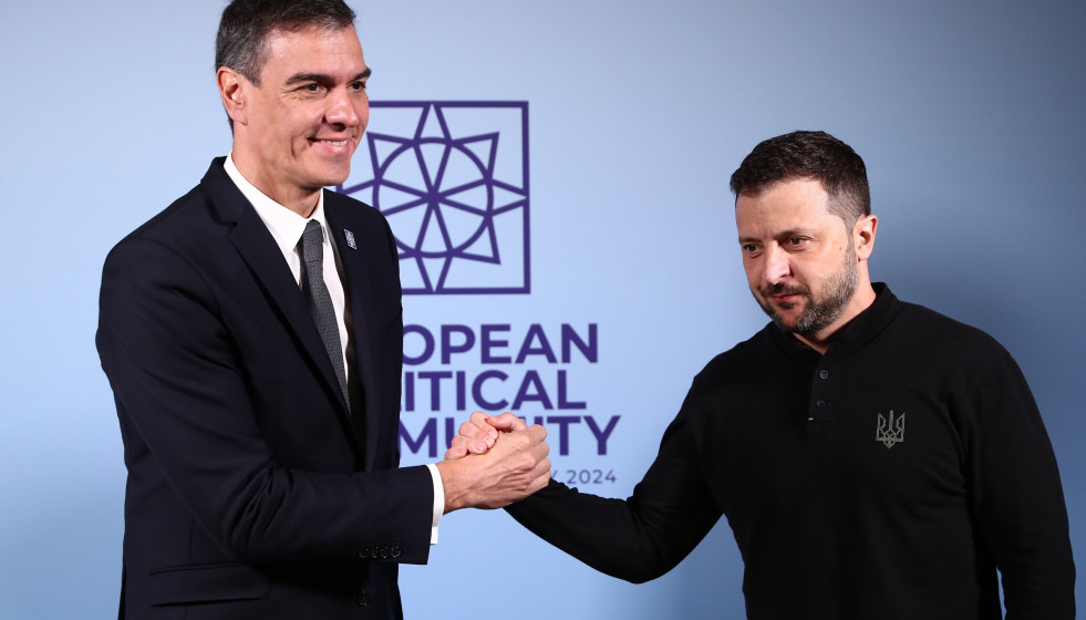 Archivo - El presidente del Gobierno, Pedro Sánchez (i), y el presidente Ucrania, Volodímir Zelenski, posan a su llegada al Palacio de Blenheim, a 18 de julio de 2024, en Woodstock, Oxfordshire (Rei