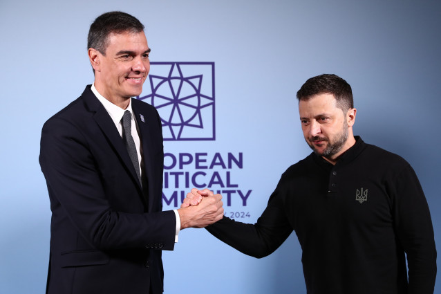 Archivo - El presidente del Gobierno, Pedro Sánchez (i), y el presidente Ucrania, Volodímir Zelenski, posan a su llegada al Palacio de Blenheim, a 18 de julio de 2024, en Woodstock, Oxfordshire (Reino Unido). El presidente del Gobierno español, Pedro Sánc