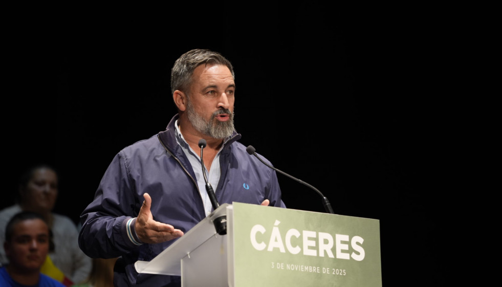 El presidente de Vox, Santiago Abascal, participa en un acto público, en el Gran Teatro, a 3 de noviembre de 2025, en Cáceres, Extremadura (España).