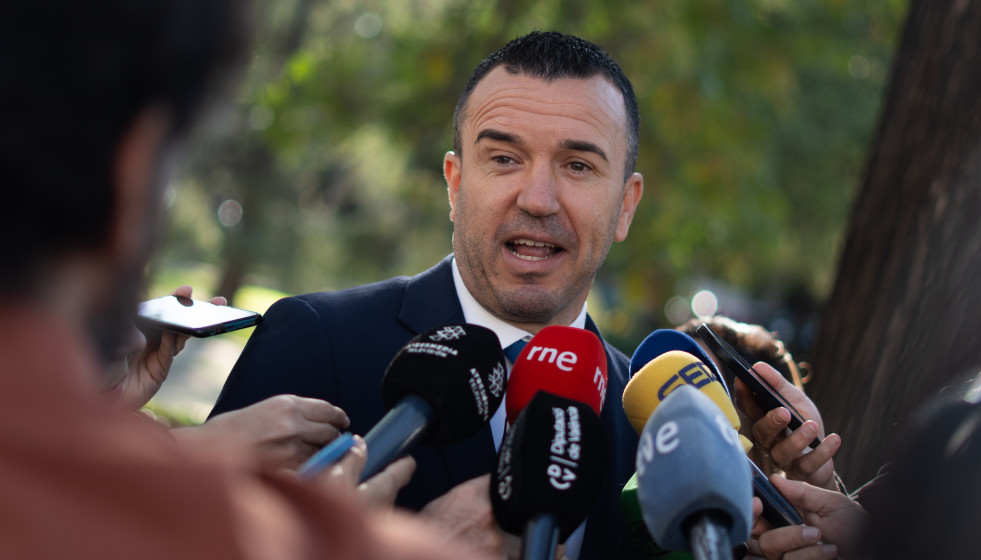 El presidente de la Diputació, Vicent Mompó, atiende a los periodistas