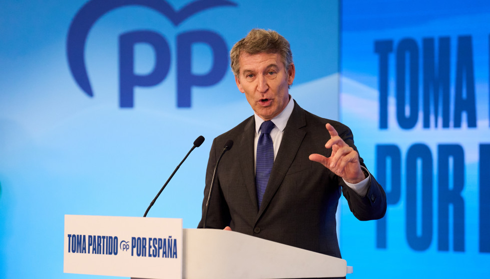 El presidente del Partido Popular, Alberto Núñez Fejióo, interviene durante la presentación del Plan Nacional de Autónomos, en el Edificio Bisalia del PCTCAN, a 5 de noviembre de 2025, en Santand