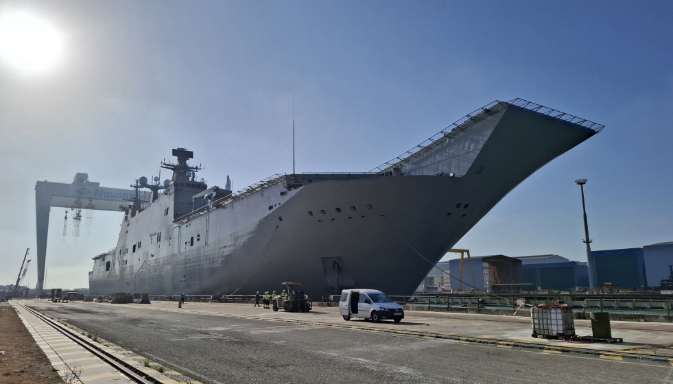 Archivo - El buque Juan Carlos I en el astillero de Navantia en Puerto Real.