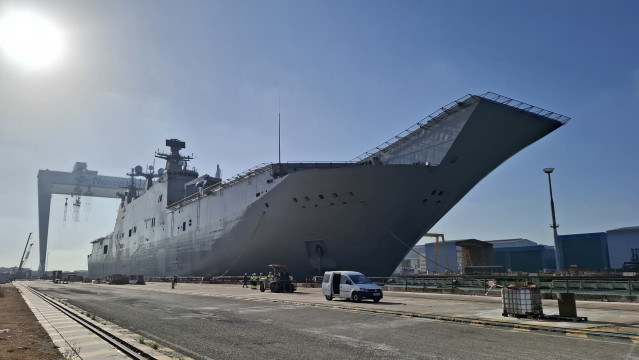 Archivo - El buque Juan Carlos I en el astillero de Navantia en Puerto Real.