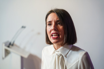 La secretaria política de Podemos, Irene Montero, atiende a los medios antes de un acto de Podemos, a 7 de noviembre de 2025, en Madrid (España). Los dirigentes de Podemos han participado en un acto
