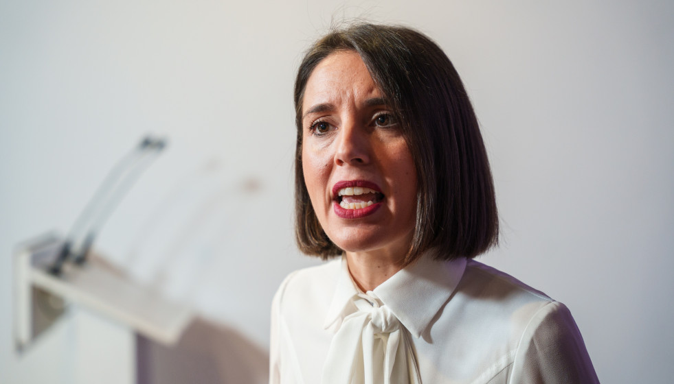 La secretaria política de Podemos, Irene Montero, atiende a los medios antes de un acto de Podemos, a 7 de noviembre de 2025, en Madrid (España). Los dirigentes de Podemos han participado en un acto