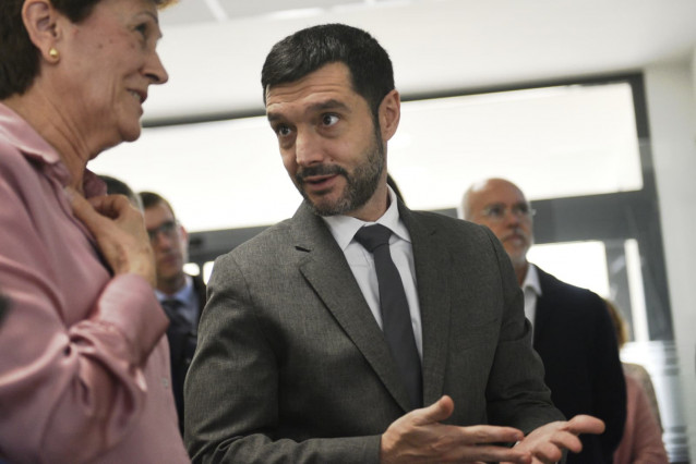 El ministro de Derechos Sociales, Consumo y Agenda 2030, Pablo Bustinduy en su visita a la Roda.