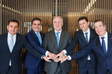 Archivo - Foto del los representantes del consorcio vasco que han firmado un principio de acuerdo para entrar en Talgo