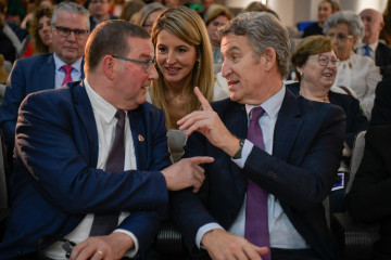 El presidente de ESU, Stefaan Vercamer, y el presidente del PP, Alberto Núñez Feijóo, durante la clausura del Congreso de la Unión Europea de Mayores (ESU), a 7 de noviembre de 2025, en Ciudad Rea