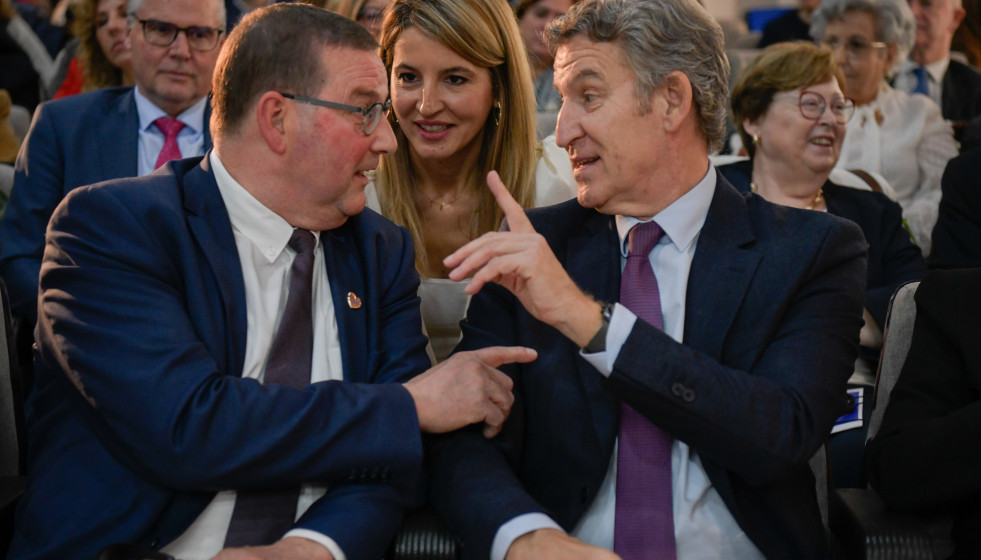 El presidente de ESU, Stefaan Vercamer, y el presidente del PP, Alberto Núñez Feijóo, durante la clausura del Congreso de la Unión Europea de Mayores (ESU), a 7 de noviembre de 2025, en Ciudad Rea