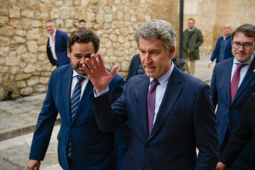 El presidente del PP, Alberto Núñez Feijóo, y el presidente del PP Castilla-La Mancha, Paco Núñez, durante la clausura del Congreso de la Unión Europea de Mayores (ESU), a 7 de noviembre de 2025