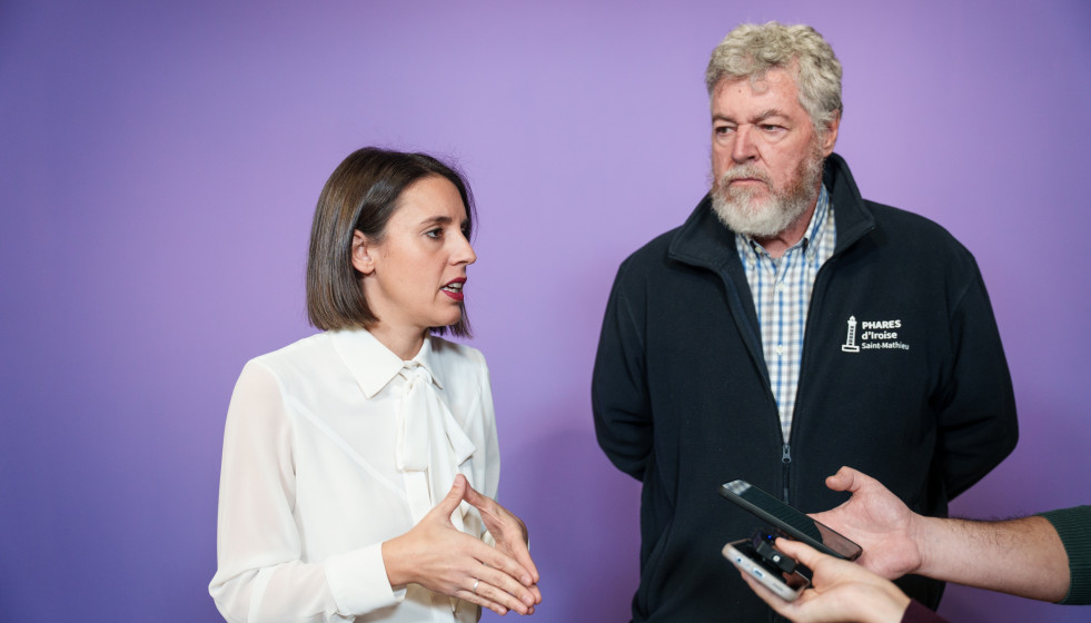 La secretaria política de Podemos, Irene Montero, y el coordinador federal de Alianza Verde, Juantxo López de Uralde, atienden a los medios antes de un acto de Podemos, a 7 de noviembre de 2025, en 