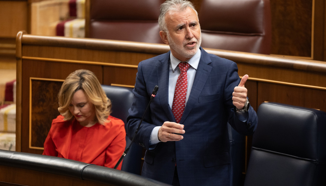 Archivo - El ministro de Política Territorial y Memoria Democrática, Ángel Víctor Torres, interviene durante una sesión de control al Gobierno, en el Congreso de los Diputados, a 28 de febrero de