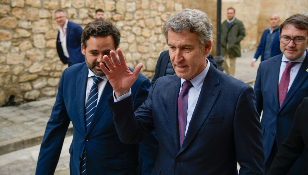 El presidente del PP, Alberto Núñez Feijóo, y el presidente del PP Castilla-La Mancha, Paco Núñez, durante la clausura del Congreso de la Unión Europea de Mayores (ESU), a 7 de noviembre de 2025