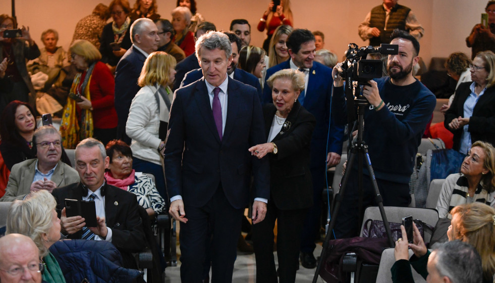 El presidente del PP, Alberto Núñez Feijóo, y la vicepresidenta, Carmen Quintanilla, durante la clausura del Congreso de la Unión Europea de Mayores (ESU), a 7 de noviembre de 2025, en Ciudad Real