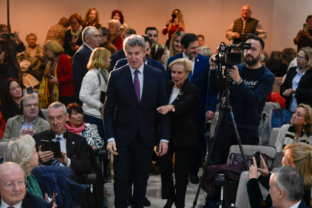 El presidente del PP, Alberto Núñez Feijóo, y la vicepresidenta, Carmen Quintanilla, durante la clausura del Congreso de la Unión Europea de Mayores (ESU), a 7 de noviembre de 2025, en Ciudad Real, Castilla-La Mancha (España). El presidente del Partido Po