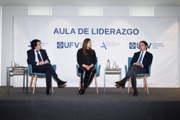 El expresidente del Gobierno José María Aznar (d), y la portavoz del PP, Ester Muñoz (c), inauguran el Master 'Online' de Acción Política, a 7 de noviembre de 2025, en Madrid (España). El máste