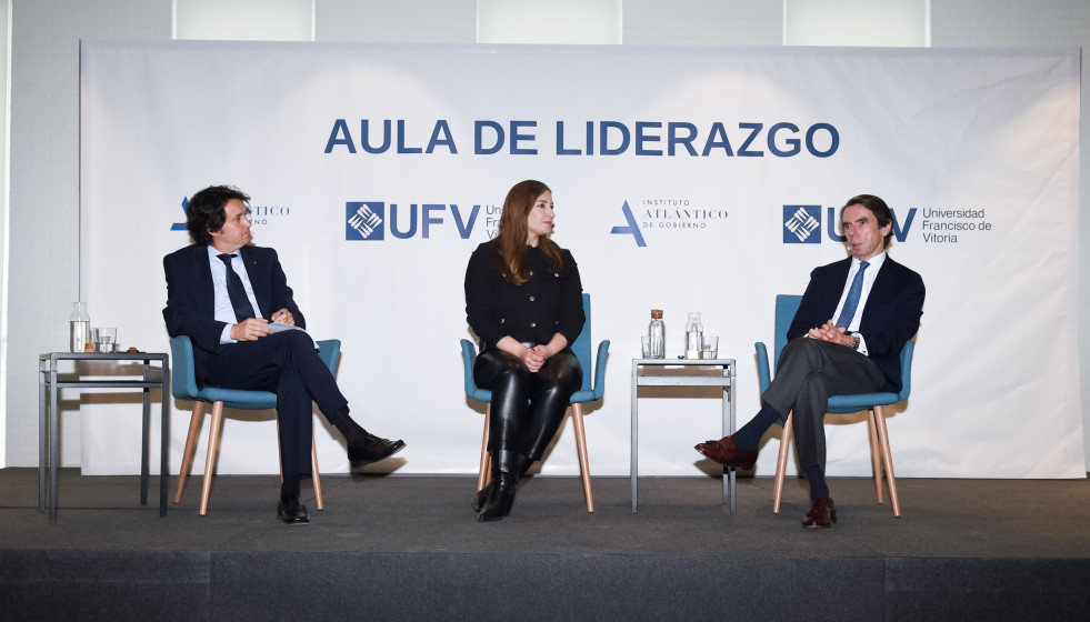 El expresidente del Gobierno José María Aznar (d), y la portavoz del PP, Ester Muñoz (c), inauguran el Master 'Online' de Acción Política, a 7 de noviembre de 2025, en Madrid (España). El máste
