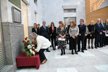 Ofrenda floral en el homenaje a José María Lidón