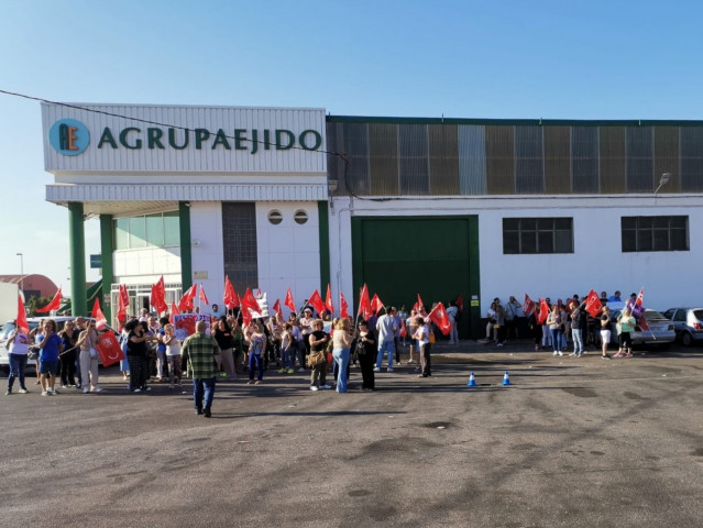Archivo - Protestas de trabajadores en la sede de Agrupaejido, en El Ejido (Almería), el 1 de octubre.