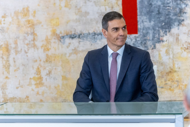 El presidente del Gobierno, Pedro Sánchez, preside con S.M. el Sultán de Omán, Haitham Bin Tarik, el acto de firma de acuerdos entre el Gobierno de España y el Gobierno del Sultanato de Omán, en el Palacio de la Moncloa, a 5 de noviembre de 2025, en Madri